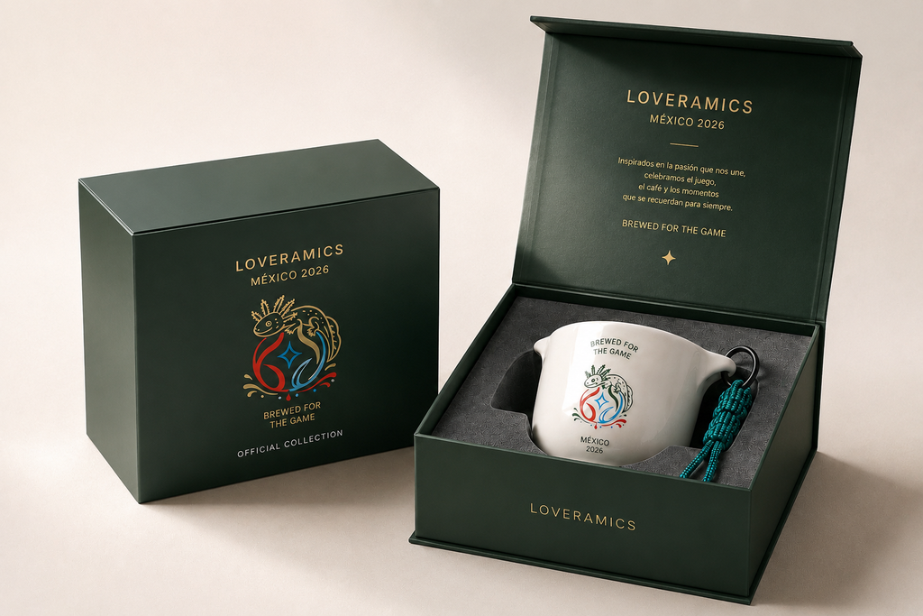 Caja premium Loveramics México 2026 BREWED FOR THE GAME abierta con taza y cordón